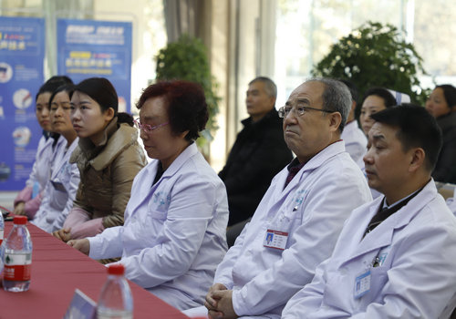 与会专家及患者代表认真学习听讲 郑州痛风风湿病医院2018“肌骨超声 识破天惊”肌骨超声发布会成功举办