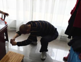 李先生多关节症状缓解,可自行蹲起 痛风多年治疗无效 郑州痛风风湿病医院医院科学治疗