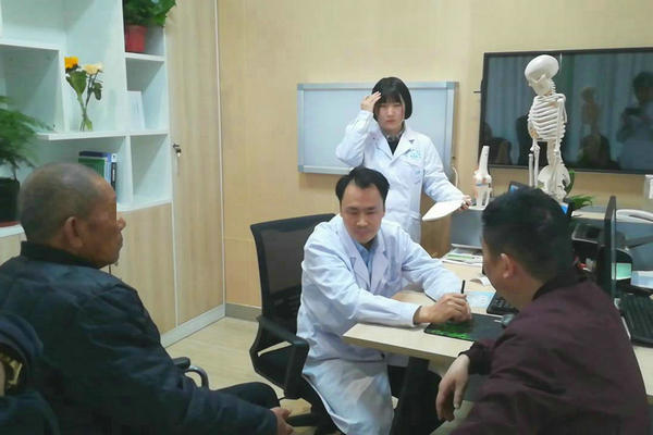 康秀宣主任临床接诊患者,详细了解其病史病情 郑州痛风风湿病医院科室主任康秀宣