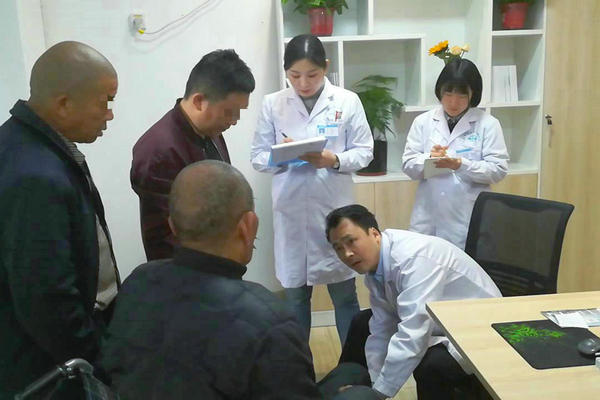 康秀宣主任临床接诊患者,详细了解其病史病情 郑州痛风风湿病医院科室主任康秀宣