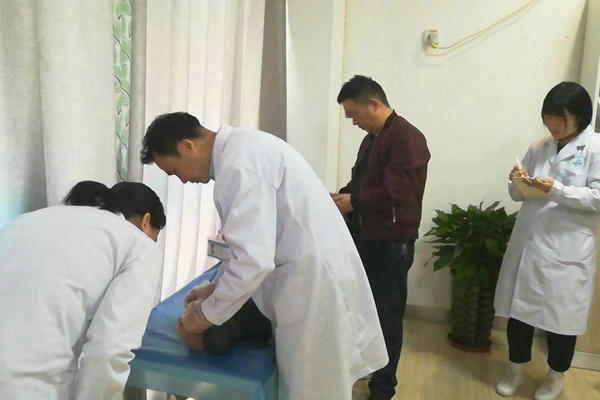 康秀宣主任临床接诊患者,为患者做细致的体格检查 郑州痛风风湿病医院科室主任康秀宣