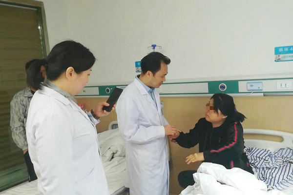 康秀宣主任临床接诊患者,为患者做细致的体格检查 郑州痛风风湿病医院科室主任康秀宣