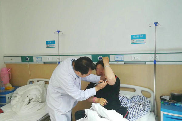 康秀宣主任查房,了解患者病情 情况 郑州痛风风湿病医院科室主任康秀宣