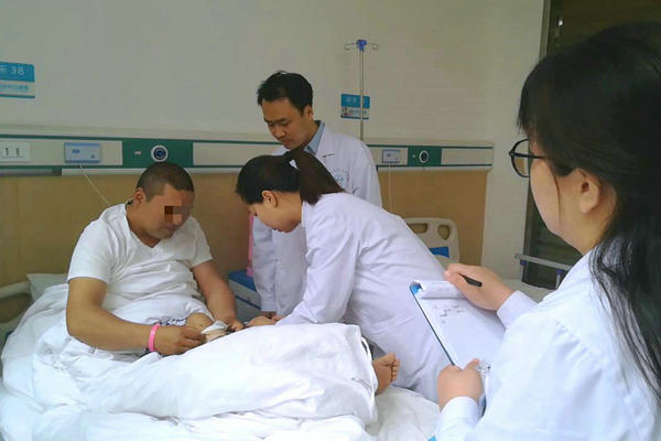 康秀宣主任查房,了解患者病情 情况 郑州痛风风湿病医院科室主任康秀宣
