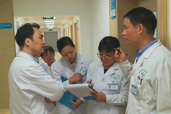 康秀宣主任与院内多学科专家对疑难病例进行探讨治疗方案 郑州痛风风湿病医院科室主任康秀宣