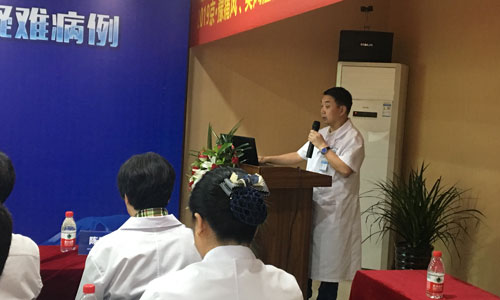 杜爱华主任均上台发表演讲,分别讲解了痛风、强直性脊柱炎等典型疑难病例 2019京·豫痛风、类风湿疑难病例学术交流研讨会圆满落幕